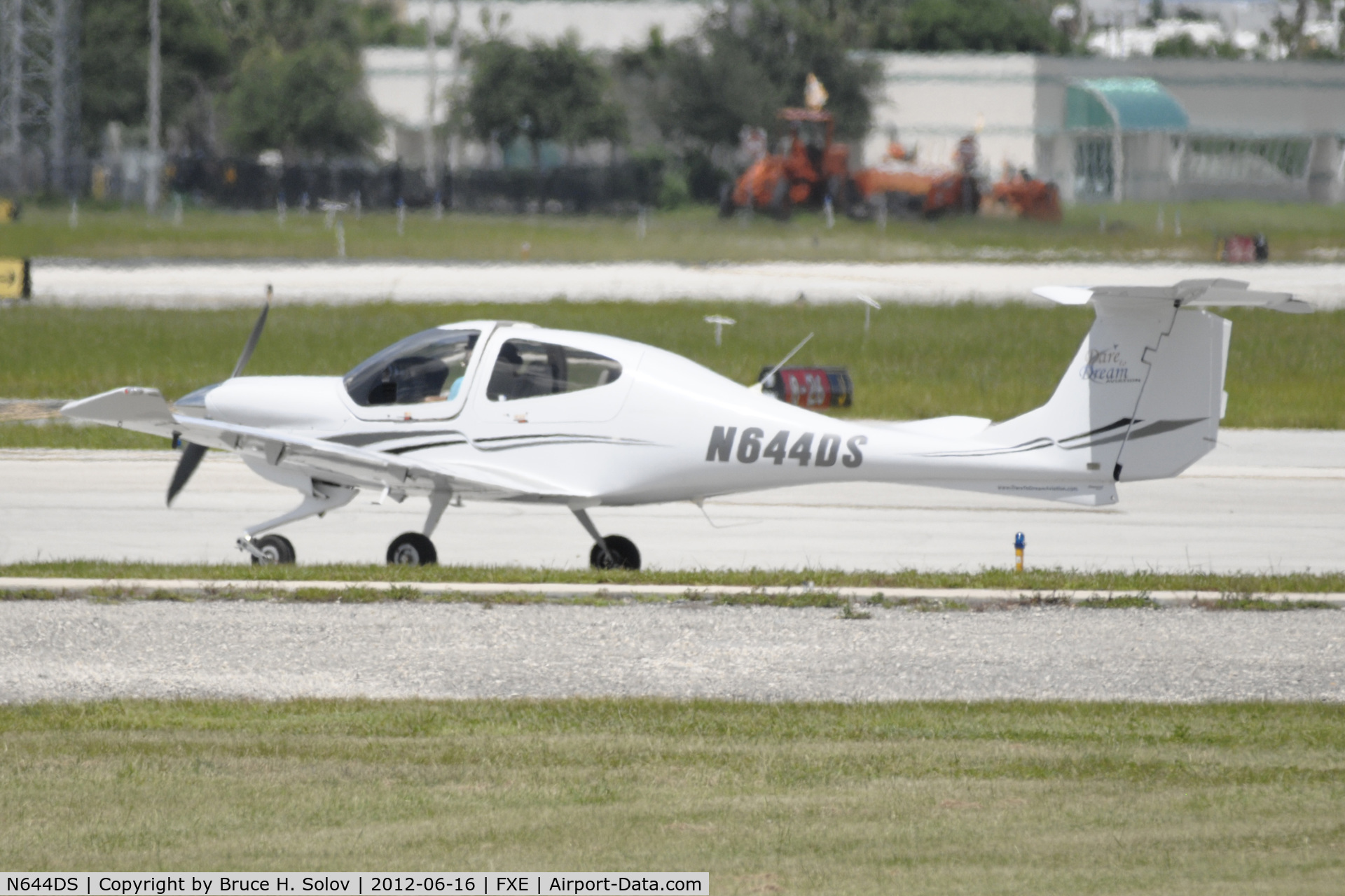 N644DS, 2006 Diamond DA-40 Diamond Star C/N 40.614, Ready for takeoff at Runway 8