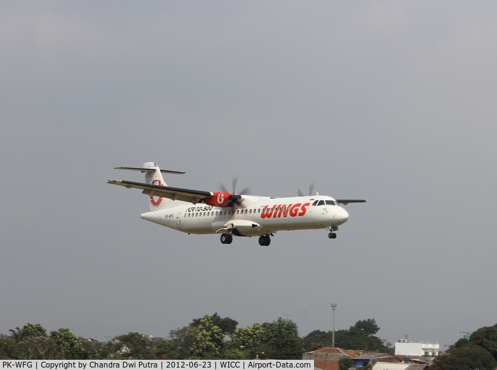 PK-WFG, 2009 ATR 72-212A C/N 882, 72-500 Landing at runway 29 BDO