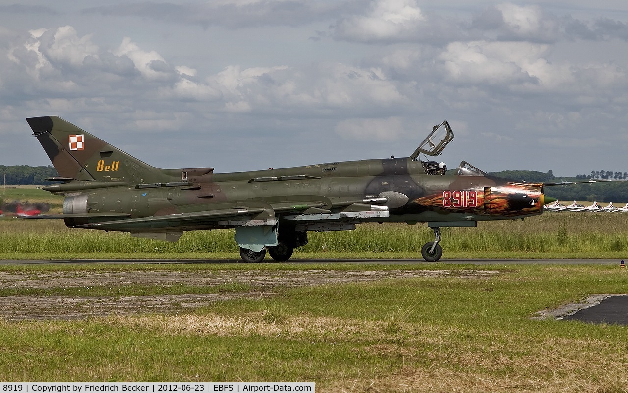 8919, Sukhoi Su-22M-4 C/N 28919, taxying to the flightline