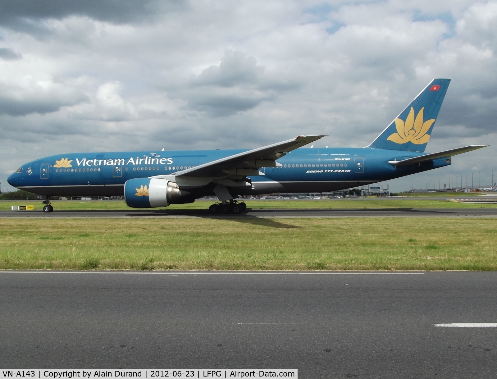VN-A143, Boeing 777-26K/ER C/N 33502, C/N 450 was heading to runway 27L in anticipation of her return flight to Hanoi.