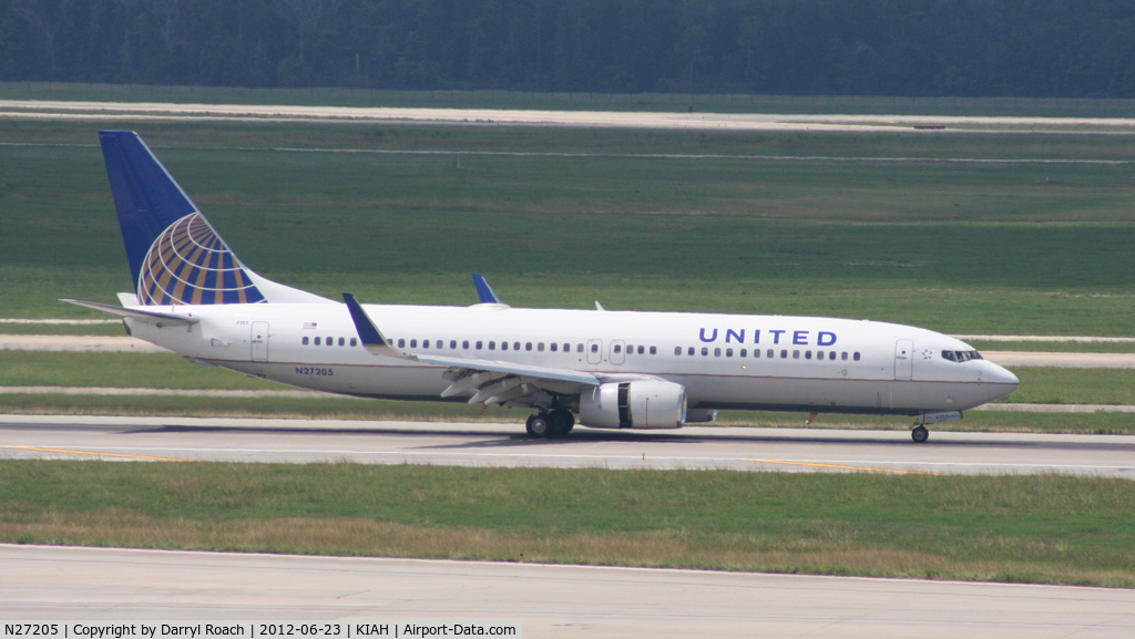 N27205, 2000 Boeing 737-824 C/N 30577, UAL B738 lands 8R.