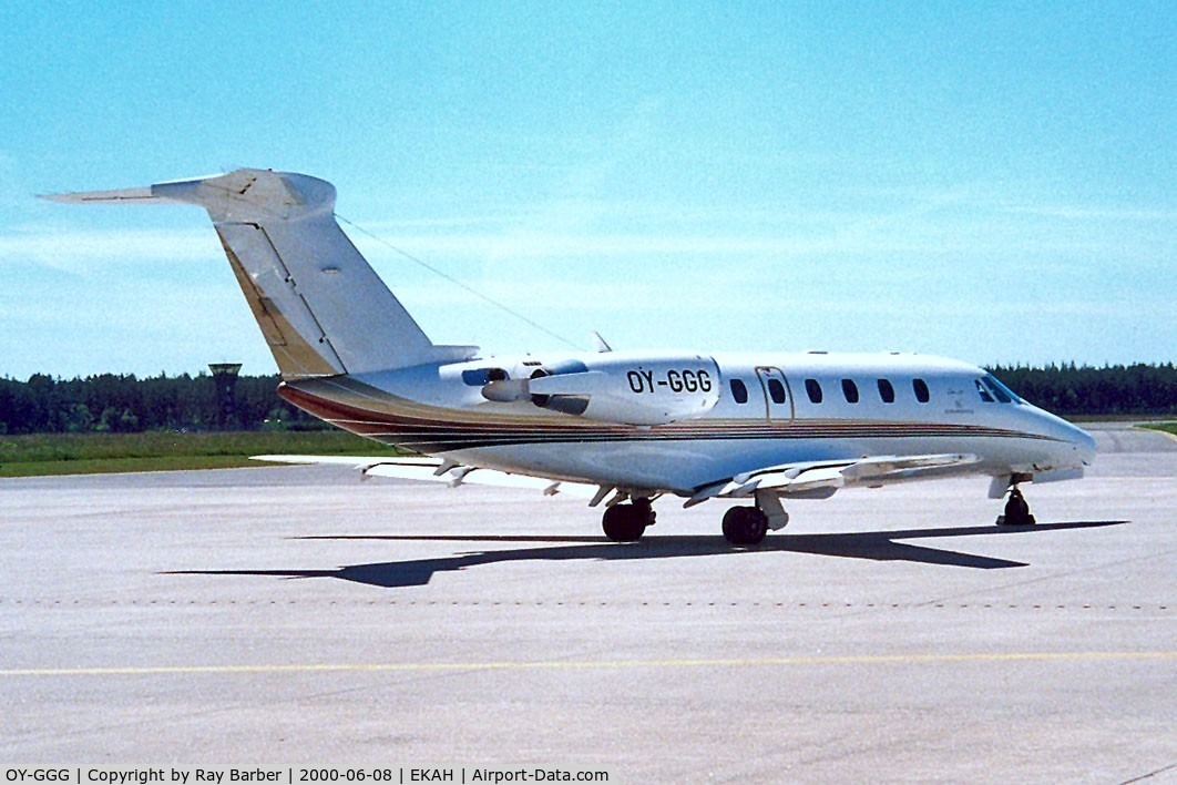 OY-GGG, 1994 Cessna 650 Citation VII C/N 650-7039, GGG   Cessna Citation VII [650-7039] Aarhus~OY 08/06/2000. Seen in earlier scheme.