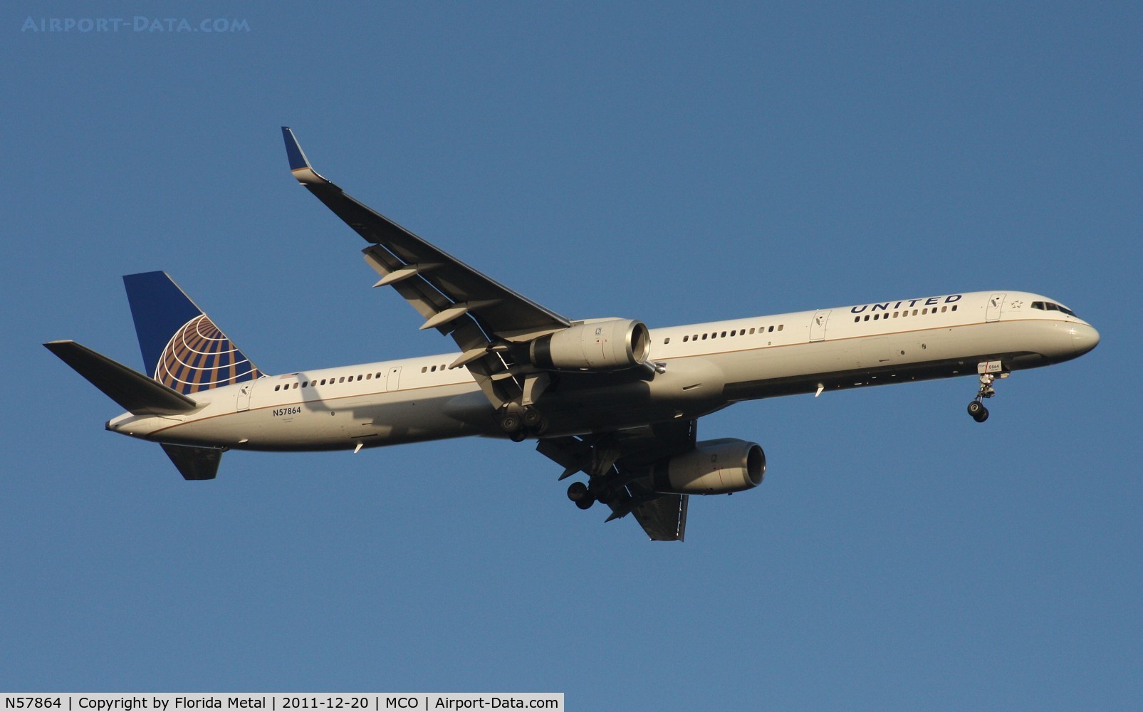 N57864, 2001 Boeing 757-33N C/N 32588, United 757-300