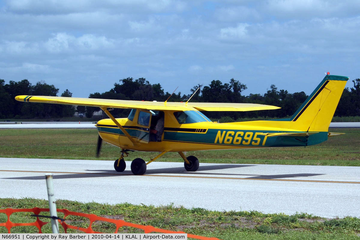 N66951, 1978 Cessna 152 C/N 15281686, Seen taxiing.