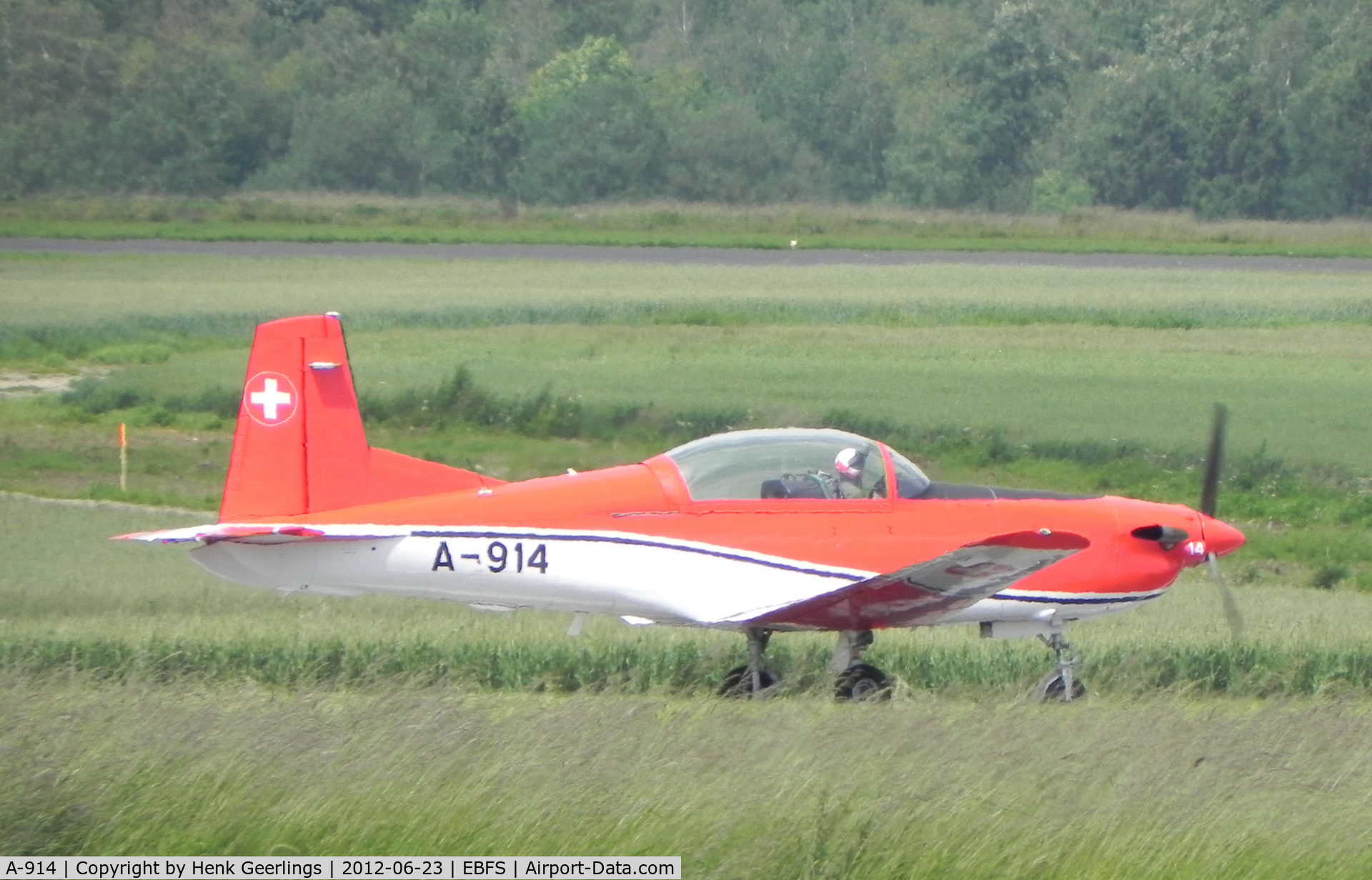 A-914, 1982 Pilatus PC-7 Turbo Trainer C/N 322, Florennes Int'l Airshow - June 2012 ; 

Swiss AF PC-7 Team