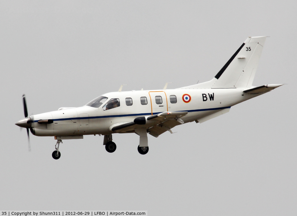 35, Socata TBM-700A C/N 35, Landing rwy 32R with his new code as 'BW'
