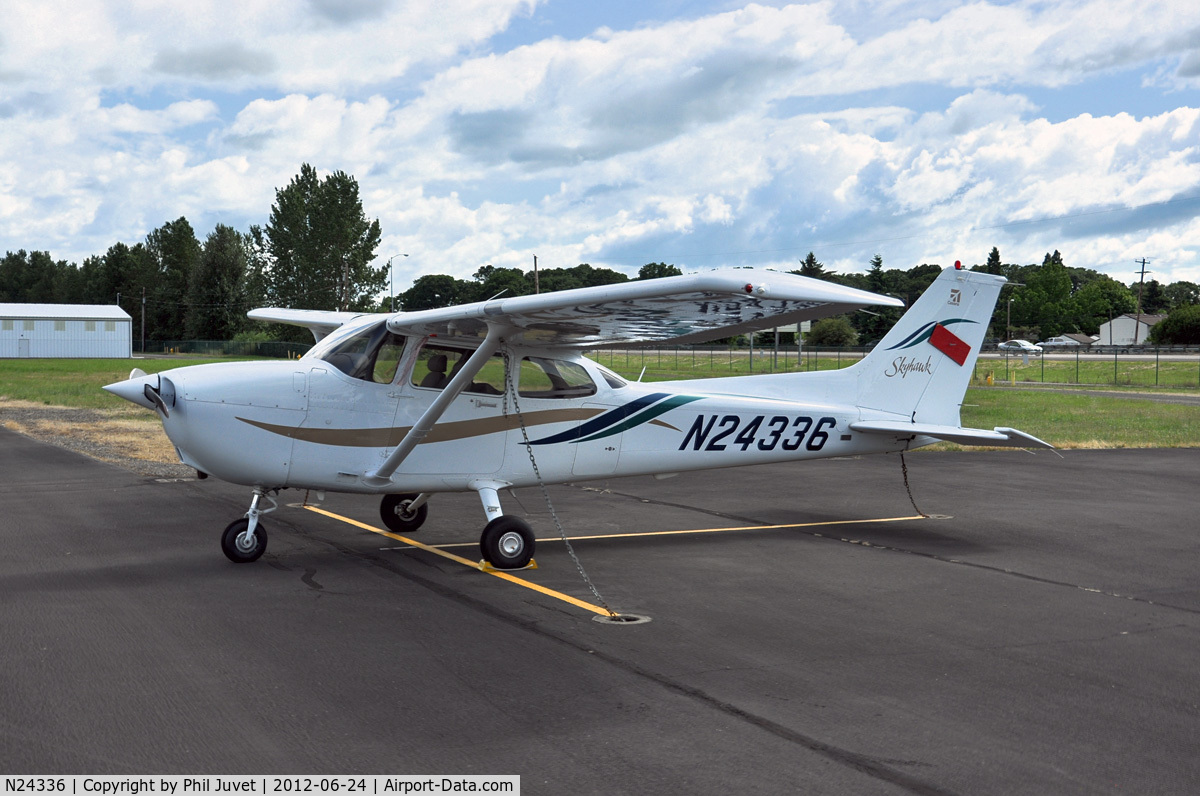 N24336, 2000 Cessna 172R C/N 17280888, Parked on Flight Line at Albany Municipal Airport, Oregon, USA.