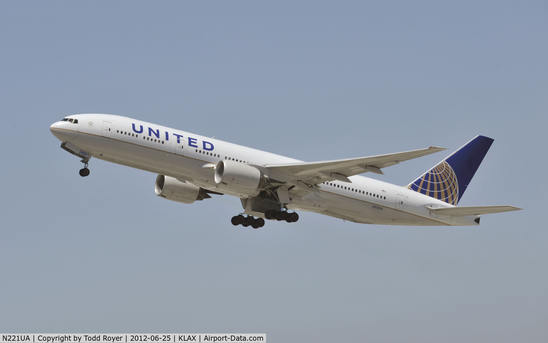 N221UA, 2001 Boeing 777-222 C/N 30552, Departing LAX on 25R