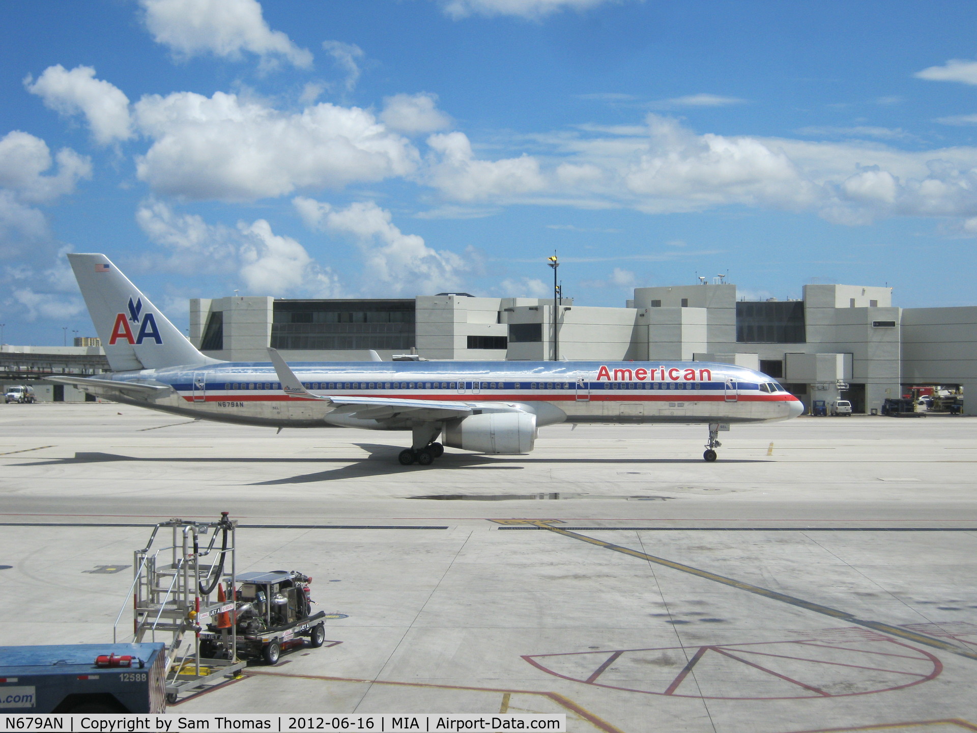 N679AN, 1999 Boeing 757-223F C/N 29589, N679AN (American Airlines Boeing 757-200) on the tarmac at Miami.