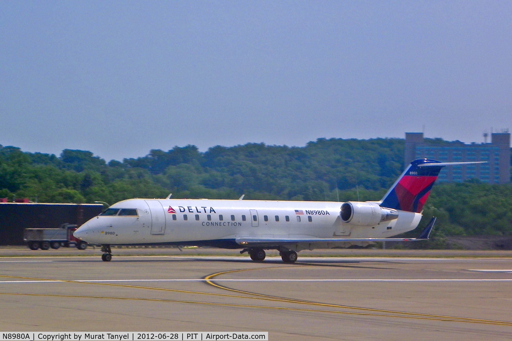 N8980A, 2004 Bombardier CRJ-200 (CL-600-2B19) C/N 7980, Taxiing at PIT.