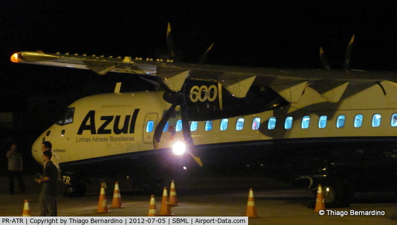 PR-ATR, 2011 ATR 72-600 C/N 966, PR-ATR at night in Marília, sorry about the bad quality