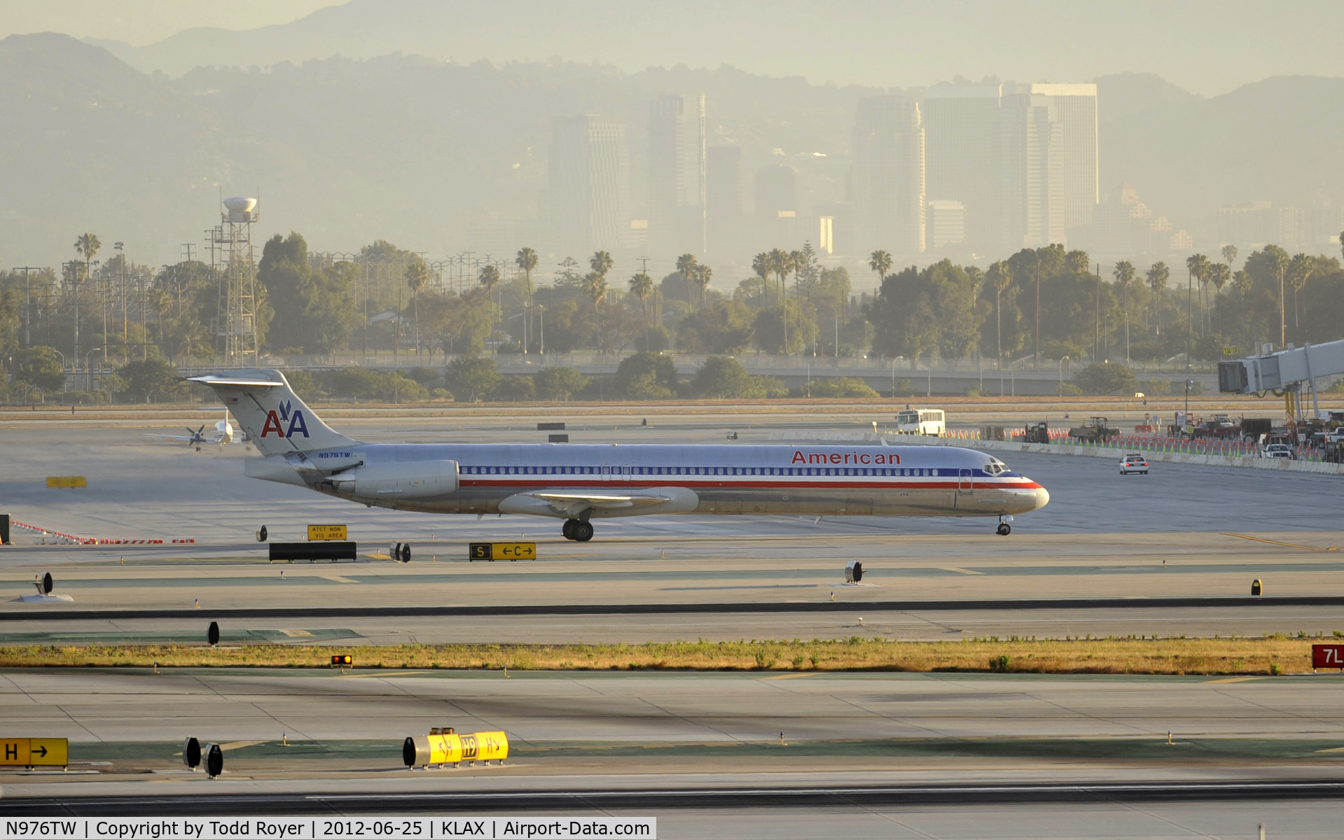 N976TW, 1999 McDonnell Douglas MD-83 (DC-9-83) C/N 53626, Taxiing to gate at LAX