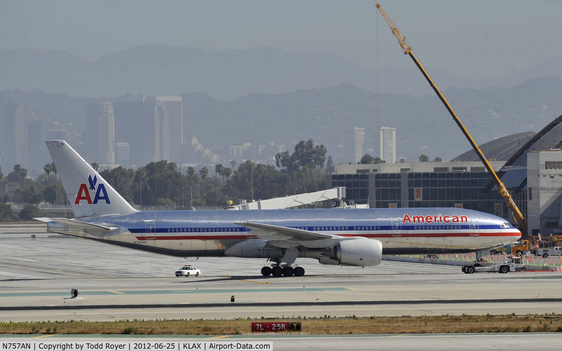 N757AN, 2001 Boeing 777-223 C/N 32636, Taxiing to gate on LAX