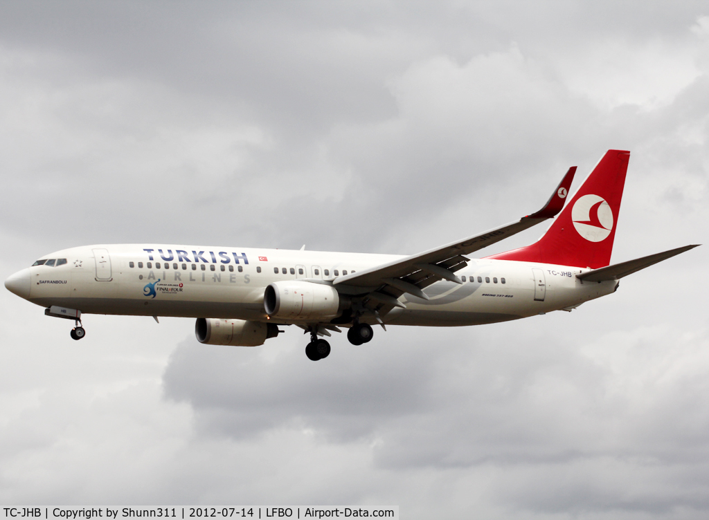 TC-JHB, 2008 Boeing 737-8F2 C/N 35741, Landing rwy 32R... Additional 'Final Four 2012' sticker...