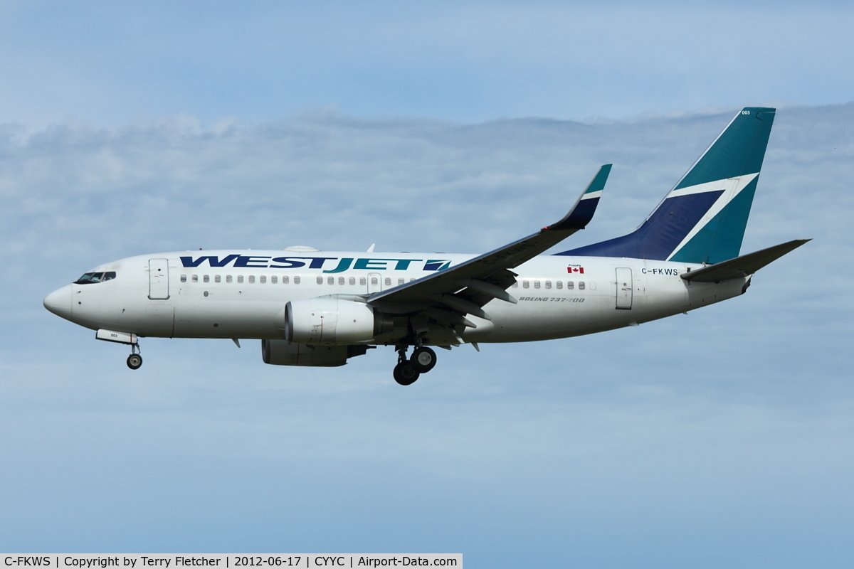 C-FKWS, 2001 Boeing 737-76N C/N 30134, at Calgary