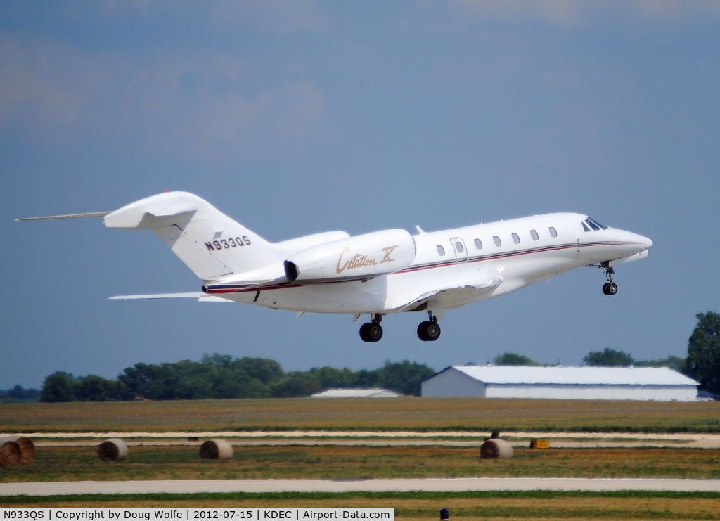 N933QS, 2000 Cessna 750 Citation X Citation X C/N 750-0133, Taking off from Decatur, Illinois for forty minute trip to Milwaukee, WI.