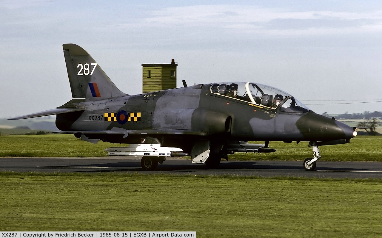 XX287, 1979 Hawker Siddeley Hawk T.1A C/N 113/312112, taxying to the active