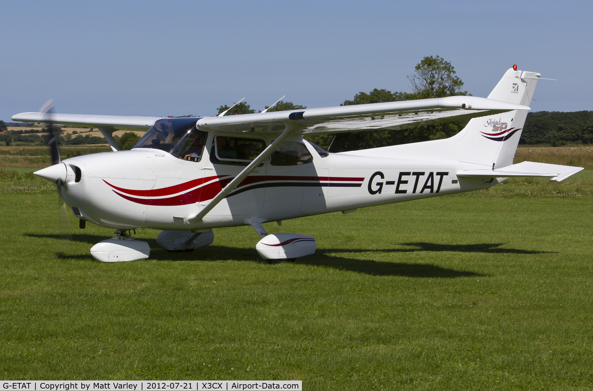 G-ETAT, 2000 Cessna 172S Skyhawk SP C/N 172S8674, Arriving at Northrepps.