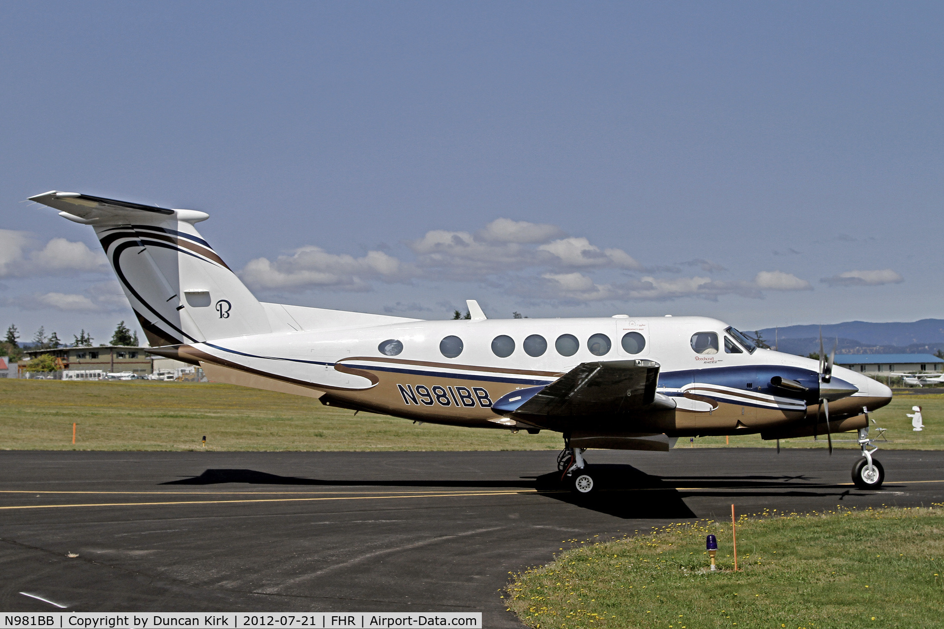 N981BB, 2006 Raytheon B200 King Air C/N BB-1960, Possibly based Beech 200 taxies out for takeoff
