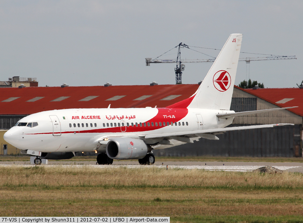 7T-VJS, 2002 Boeing 737-6D6 C/N 30210, Lining up rwy 32R for departure in new c/s