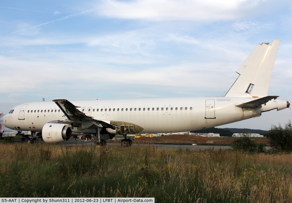 S5-AAT, 1991 Airbus A320-231 C/N 0191, Stored in all white without titles... Uncertain future... Certainly to be b/u
