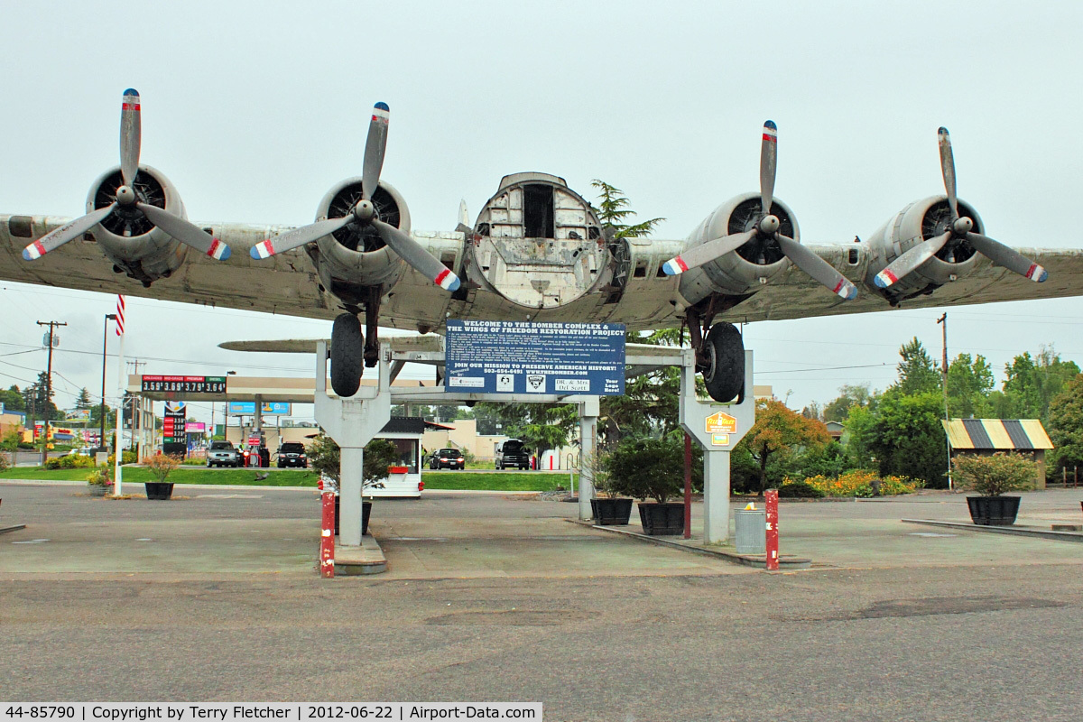 44-85790, 1944 Boeing B-17G-105-VE Flying Fortress C/N 8699, 1944 Boeing B-17G-105-VE Flying Fortress, c/n: 8699 at Oak Grove , Portland Oregon