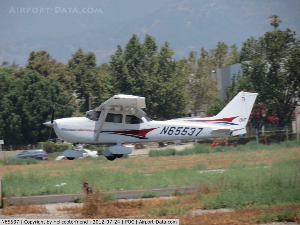 N65537, 2004 Cessna 172S C/N 172S9726, Landing on runway 26L