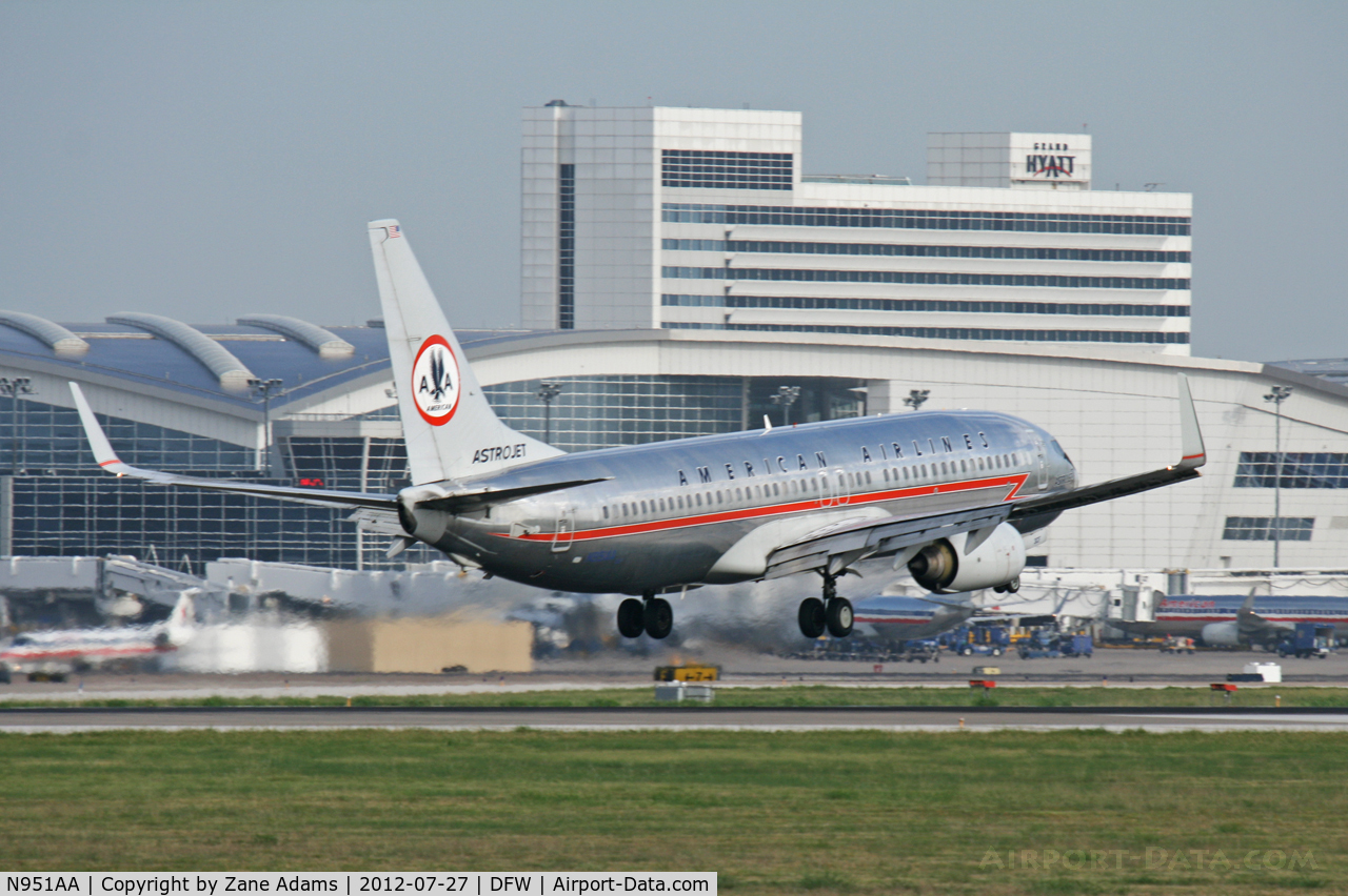 N951AA, 2000 Boeing 737-823 C/N 29538, American Airlines Landing at DFW Airport