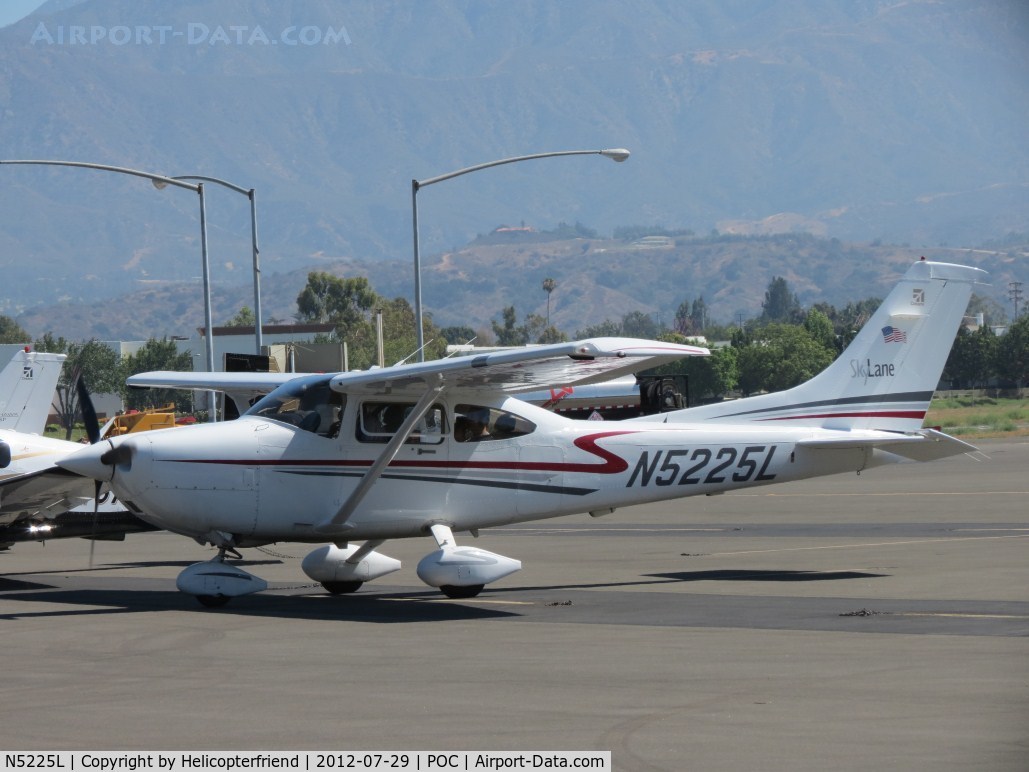 N5225L, 2002 Cessna 182T Skylane C/N 18281151, Getting ready to taxi out of transient parking