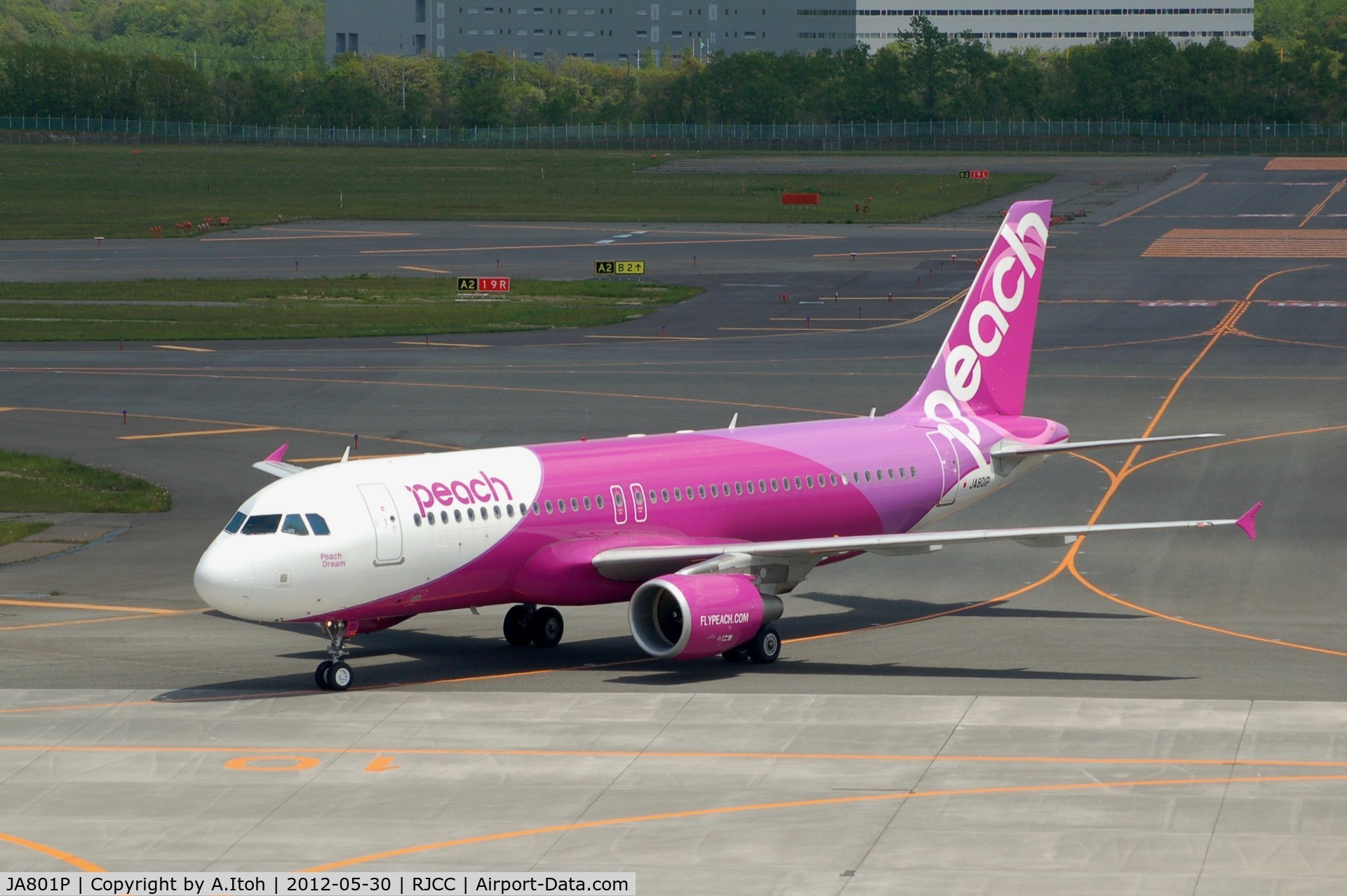 JA801P, 2011 Airbus A320-214 C/N 4887, Taxi New Chitose