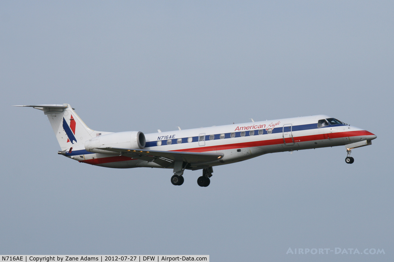 N716AE, 2000 Embraer ERJ-135LR (EMB-135LR) C/N 145264, American Eagle landing at DFW Airport