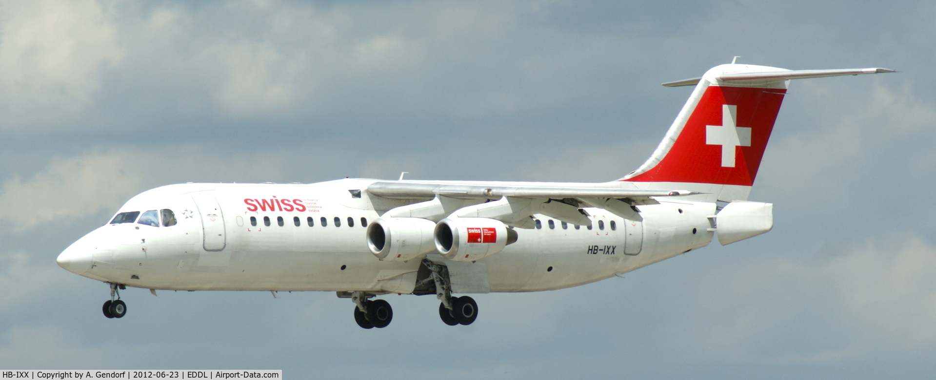 HB-IXX, 1995 British Aerospace Avro 146-RJ100 C/N E3262, Swiss, is seen here on short finals at Düsseldorf Int´l (EDDL)