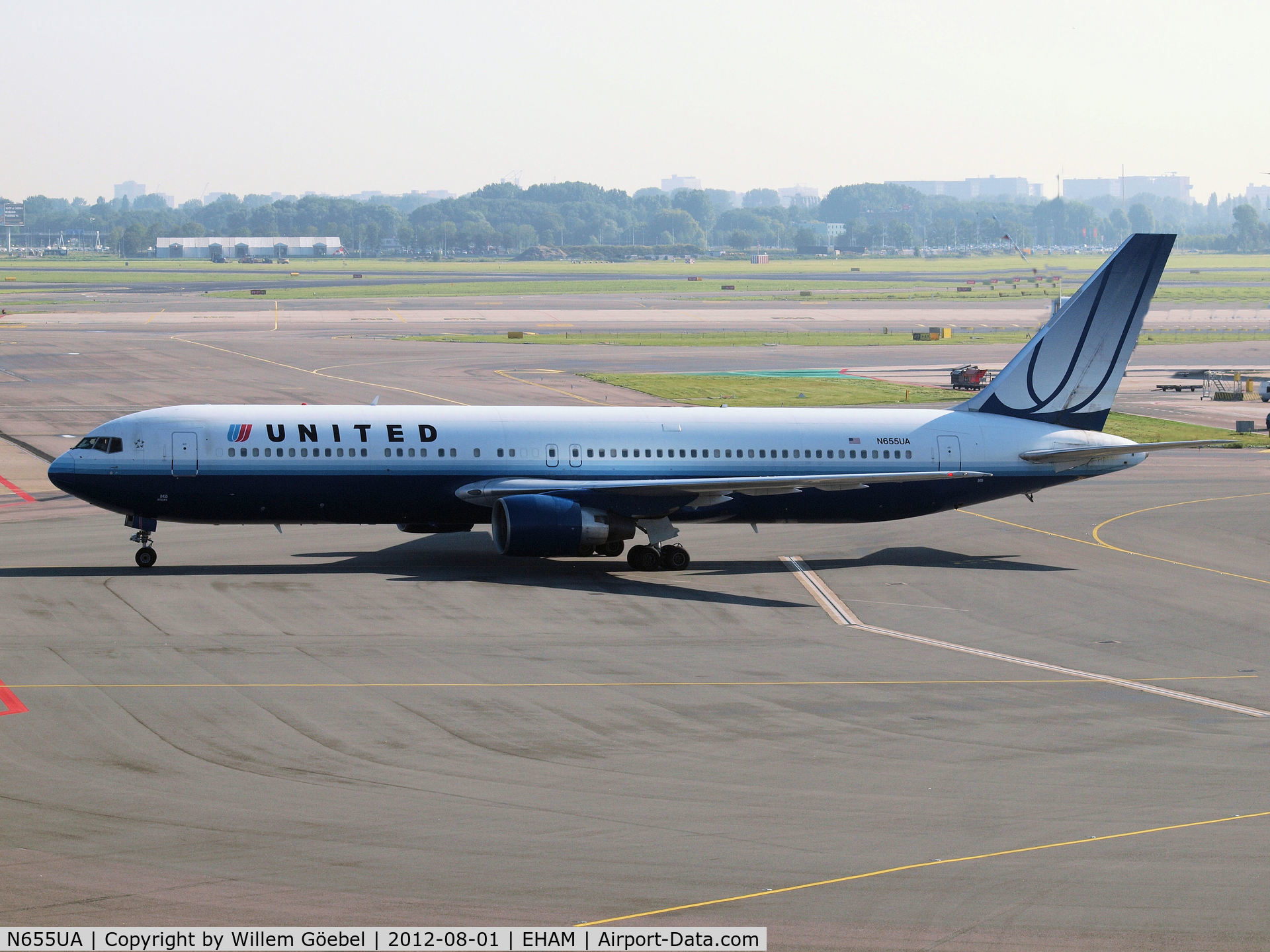 N655UA, 1992 Boeing 767-322/ER C/N 25393, Taxi to the gate of Schiphol Airport