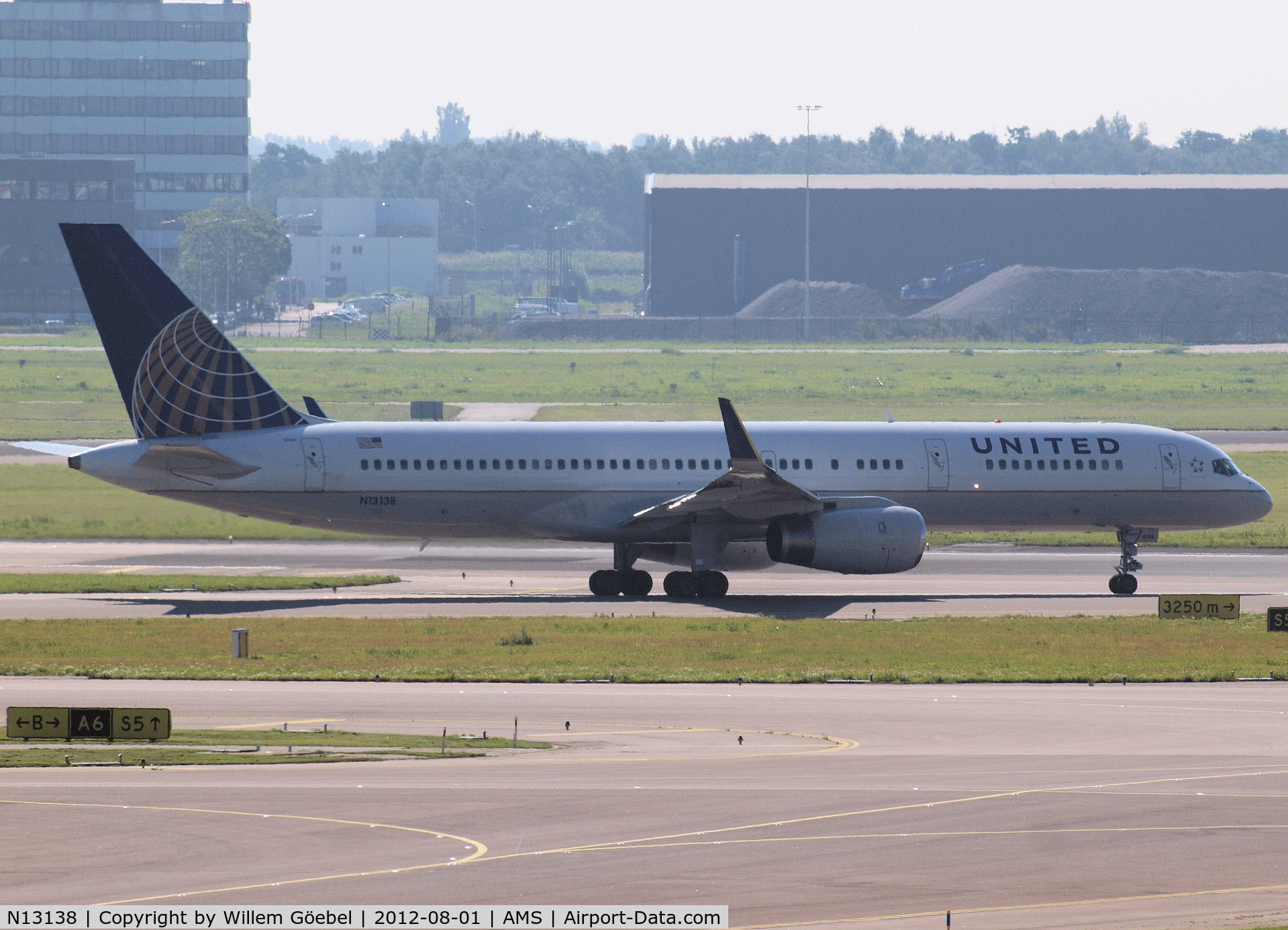 N13138, 1999 Boeing 757-224 C/N 30351, Taxi to runway 24 of Amsterdam Airport