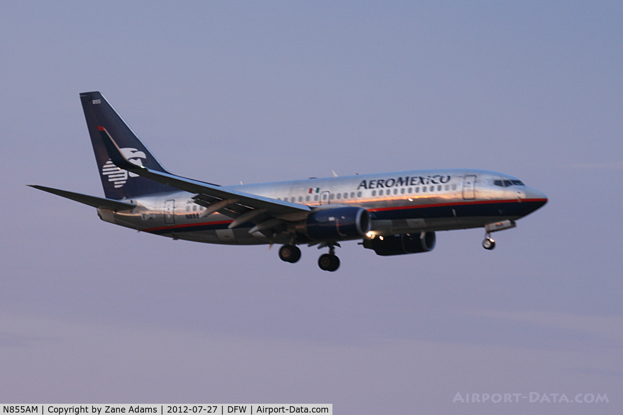 N855AM, 2004 Boeing 737-752 C/N 33792, Landing at DFW Airport