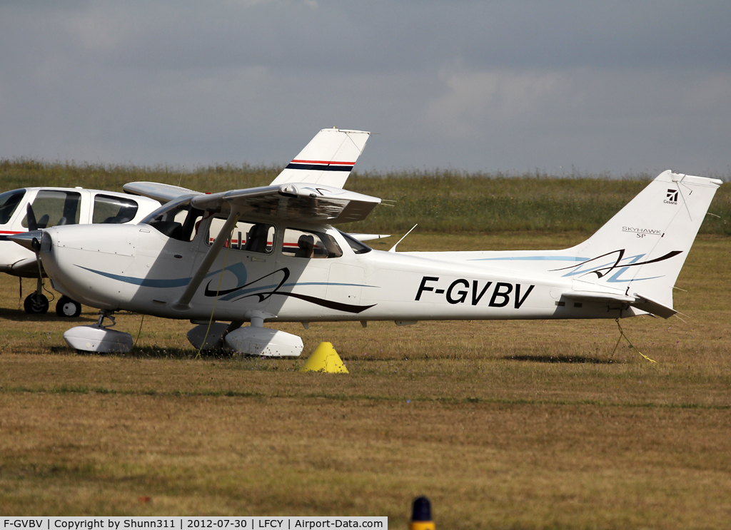 F-GVBV, Cessna 172S C/N 172S10830, Parked in the grass...