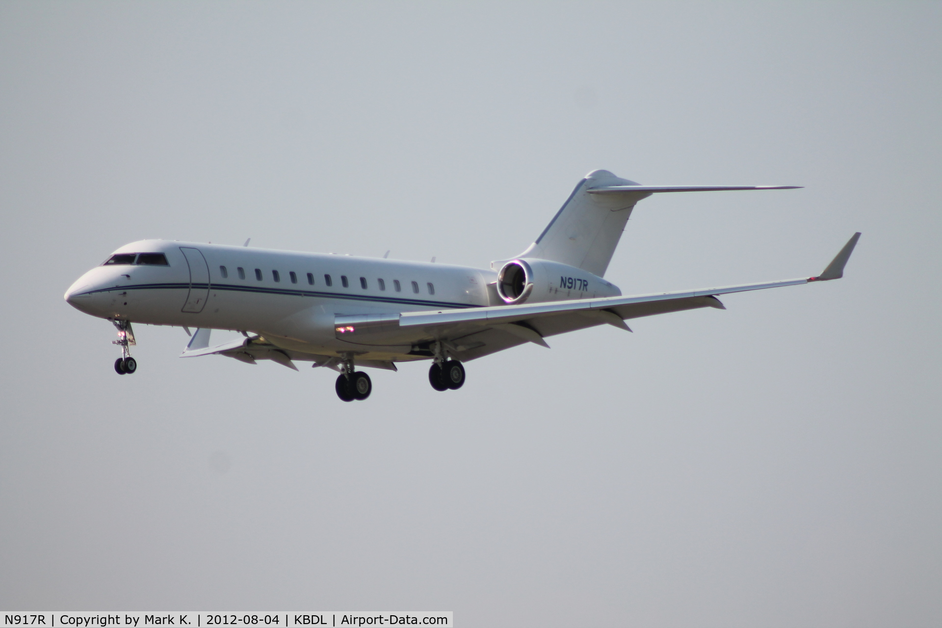 N917R, 1998 Bombardier BD-700-1A10 Global Express C/N 9008, N917R on final for runway 24.