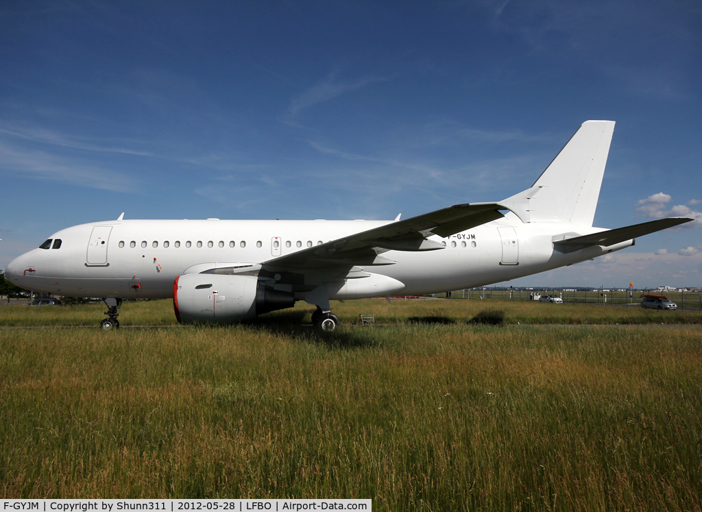 F-GYJM, 1999 Airbus A319-112 C/N 1145, Stored in all white c/s at Latecoere Aeroservices facility...