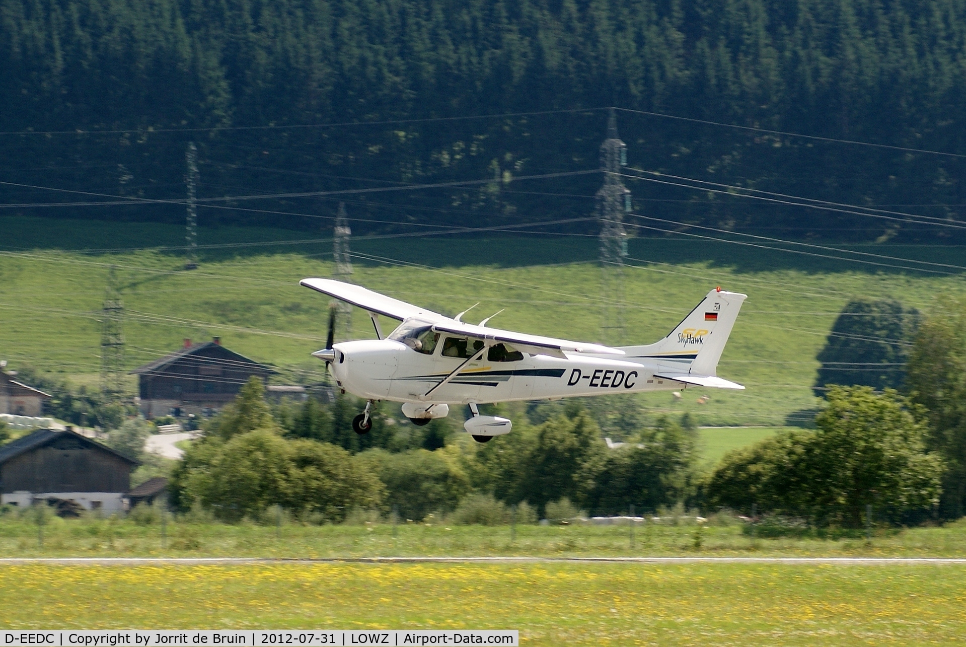 D-EEDC, Cessna 172S Skyhawk C/N 172S-09024, The German Cessna just had to turn a bit to the left before the landing flare at runway 08 at Zell Flugplatz. This caused a nice view.