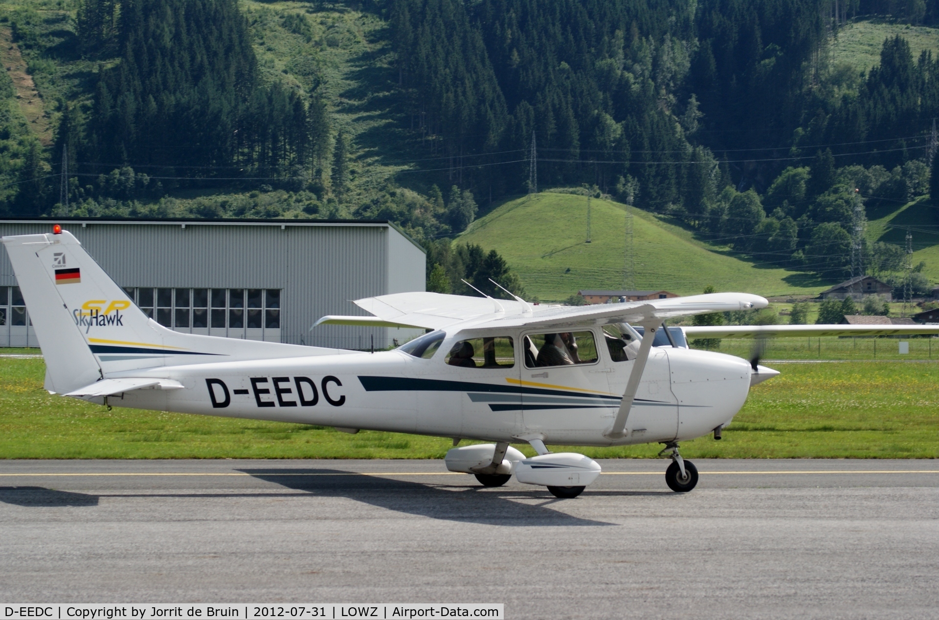 D-EEDC, Cessna 172S Skyhawk C/N 172S-09024, Taxiing to runway 08 approaching the evening for a nice Alpenflug.