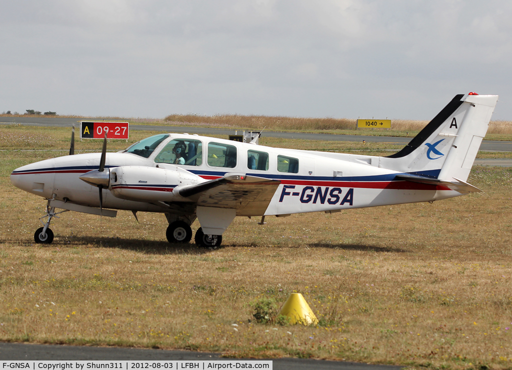 F-GNSA, Beech 58 Baron C/N TH-1701, Taxiing in the grass for parking...