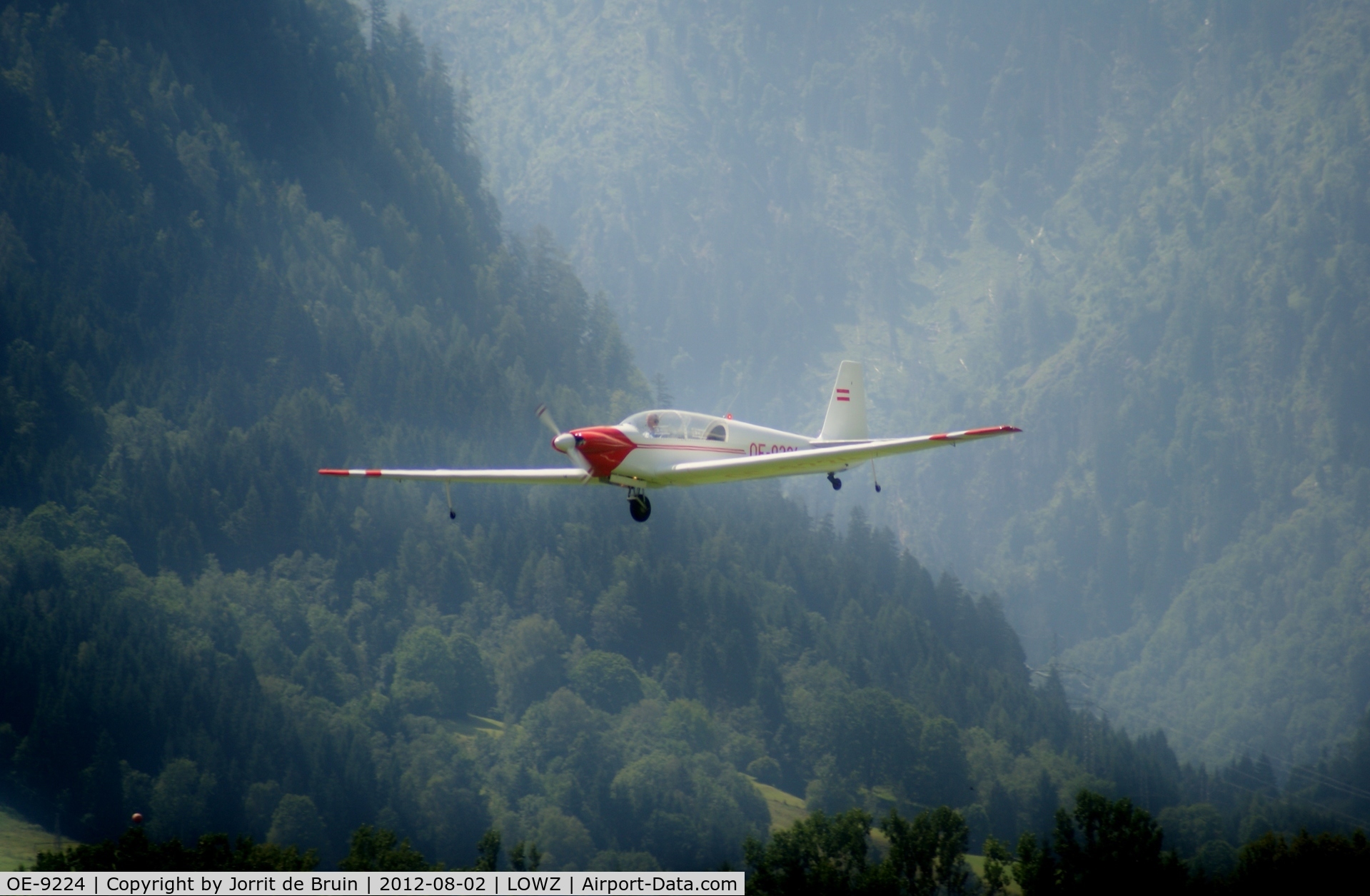 OE-9224, Sportavia-Putzer RF-5 C/N 5048, The engine of this motorglider is really working. He proves that by sounding his roaring engine sound at Zell am See (LOWZ) airport.