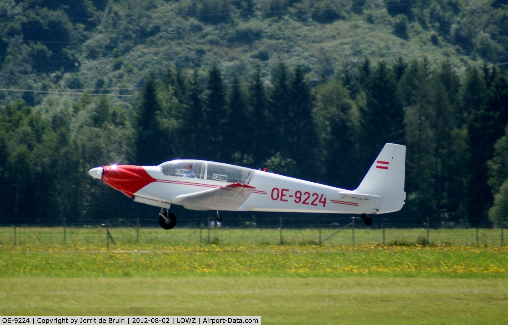 OE-9224, Sportavia-Putzer RF-5 C/N 5048, A risky attempt, making a long field landing along the 660 meter runway of Zell am See. But the Sportavia succeed.