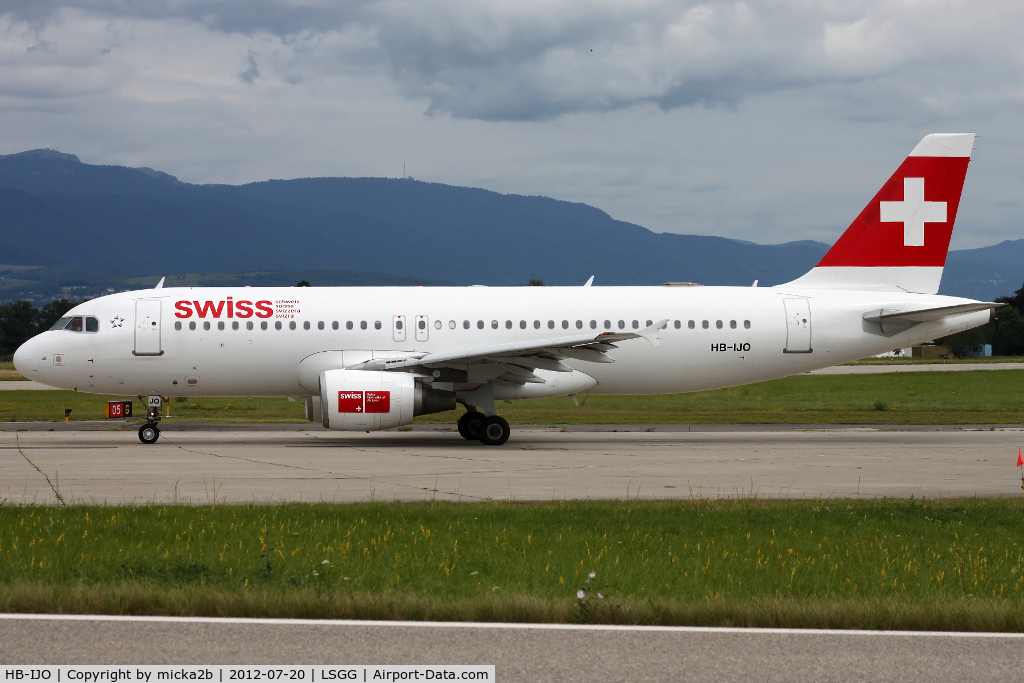 HB-IJO, 1997 Airbus A320-214 C/N 673, Taxiing to departure