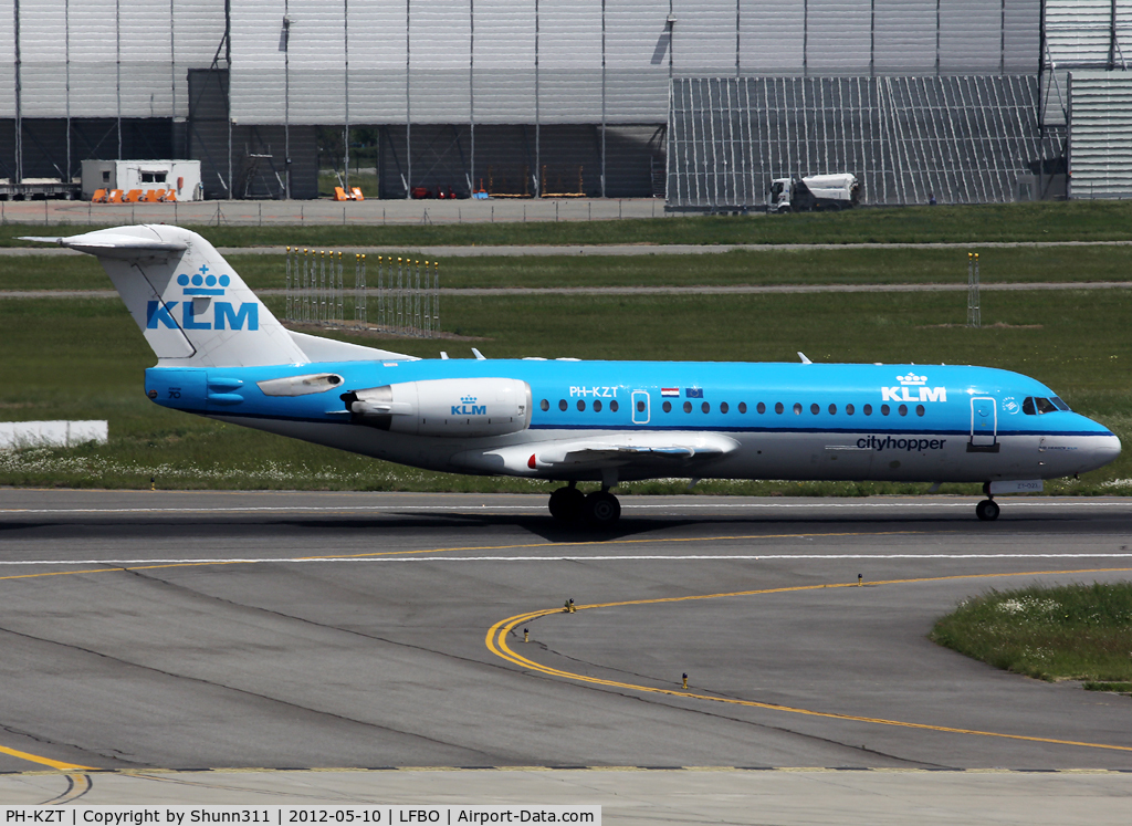 PH-KZT, 1995 Fokker 70 (F-28-0070) C/N 11541, Lining up rwy 14R for departure...