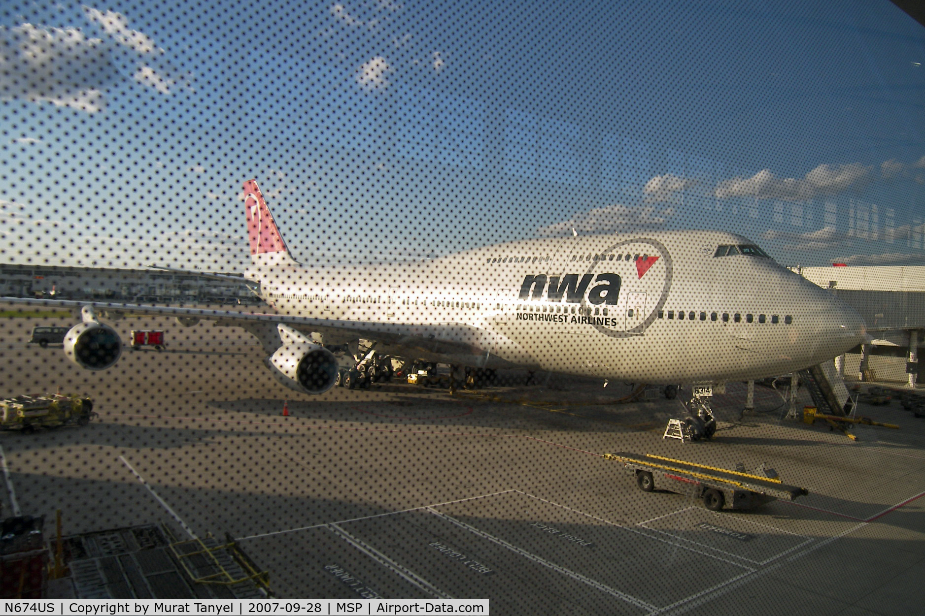 N674US, 1999 Boeing 747-451 C/N 30269, Behind the spotted windows of MSP