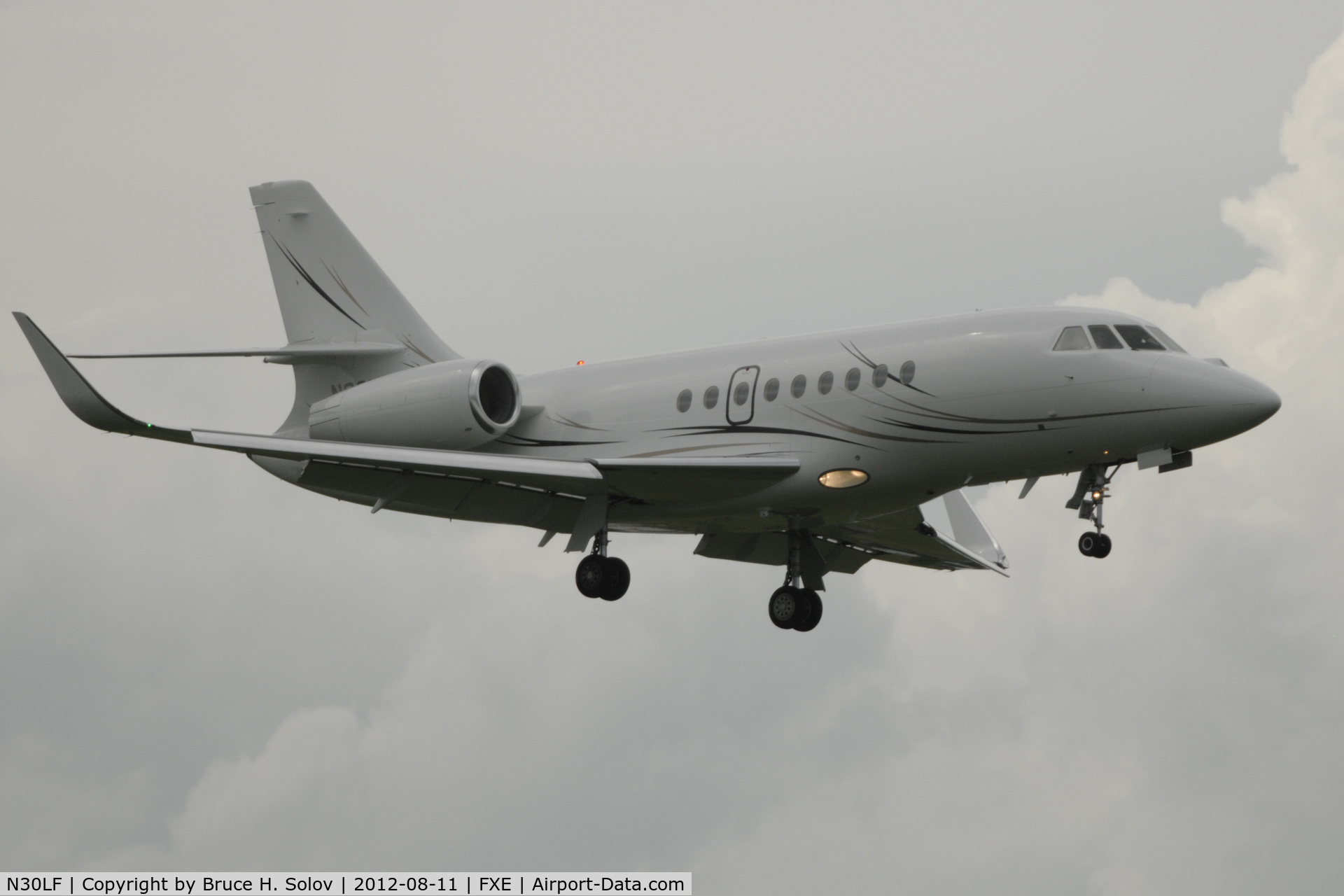 N30LF, 2007 Dassault Falcon 2000EX C/N 602, On approach to Runway 8 on an overcast day