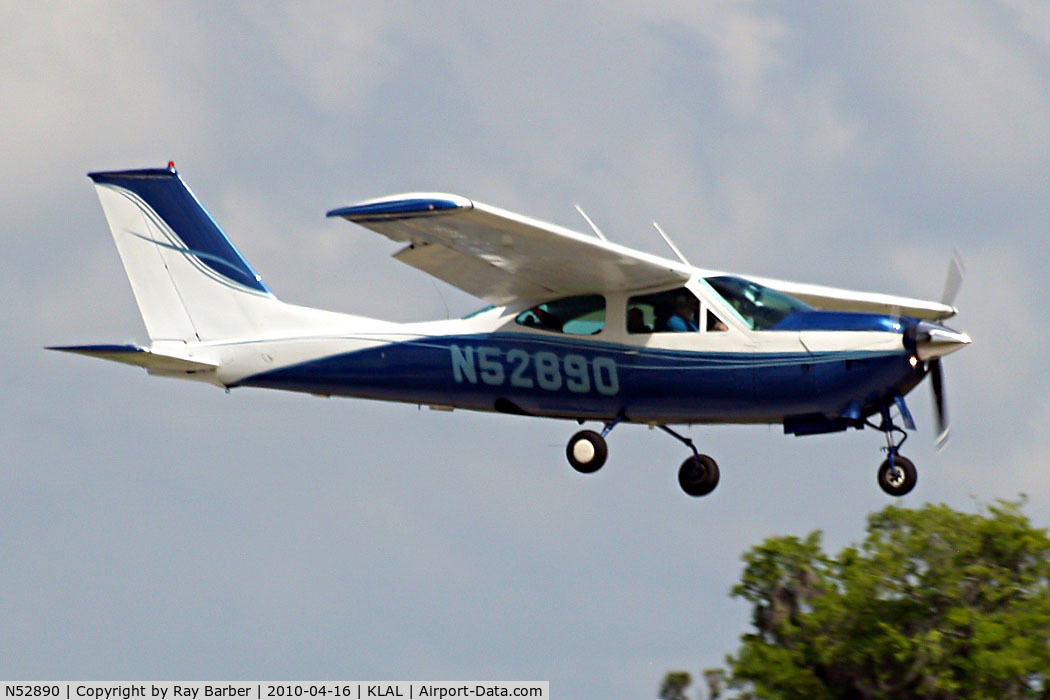 N52890, 1977 Cessna 177RG Cardinal C/N 177RG1301, About to land.