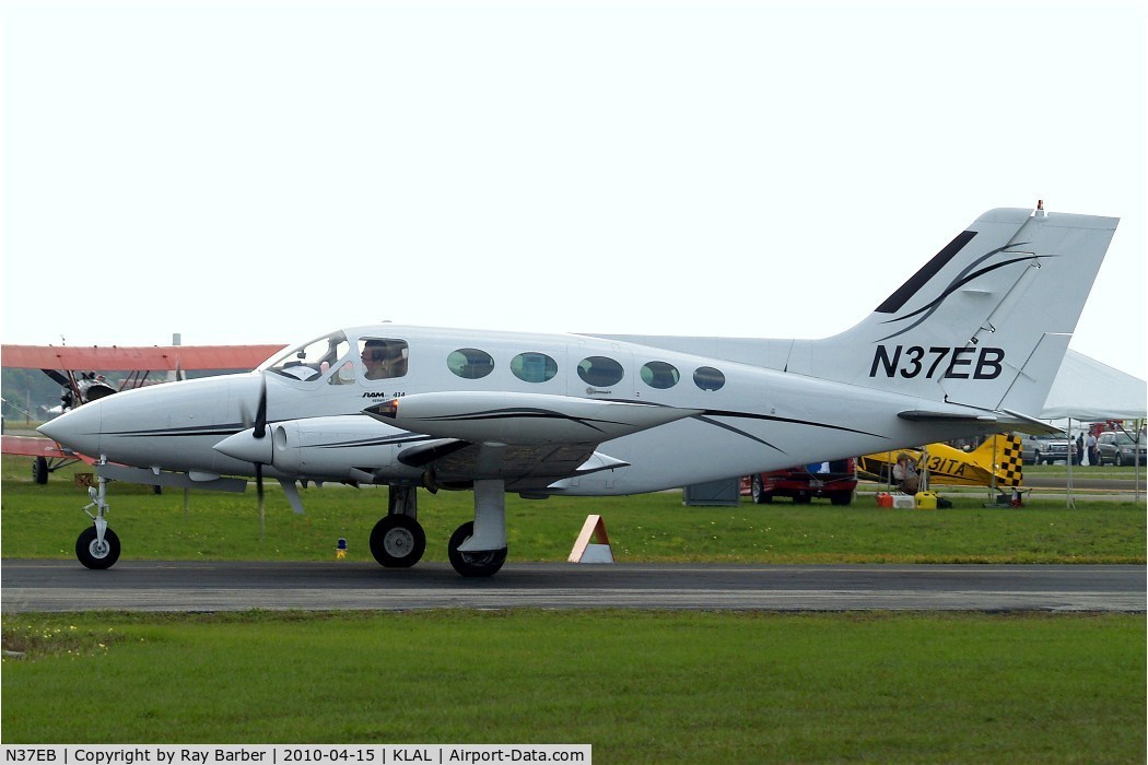 N37EB, Cessna 414 Chancellor C/N 414-0462, Awaiting departure.