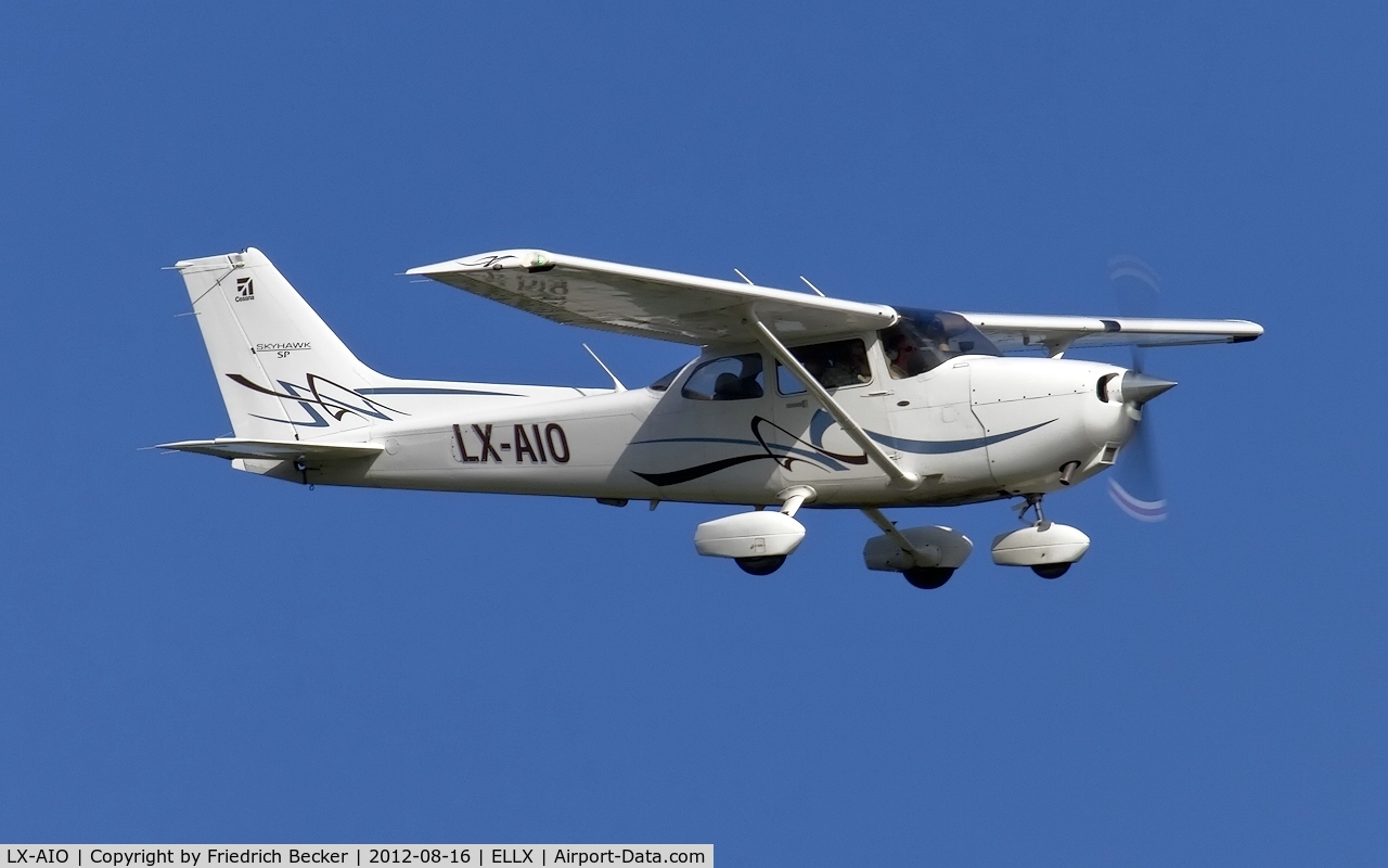 LX-AIO, Cessna 172S SP C/N 172S10722, on final RW24
